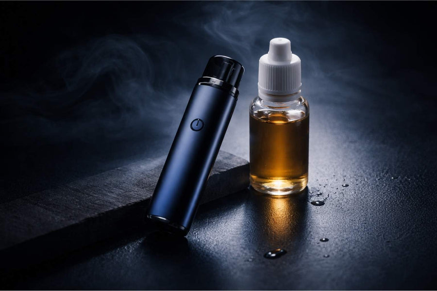 pod-система та флакон рідини без етикеток на темному фоні, перший усвідомлений вибір рідини для вейпа